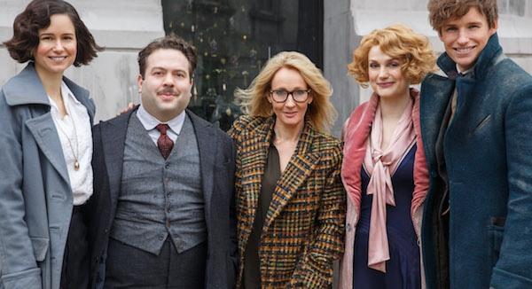 La scrittrice J.K. Rowling con il cast di Animali Fantastici J.K. Rowling