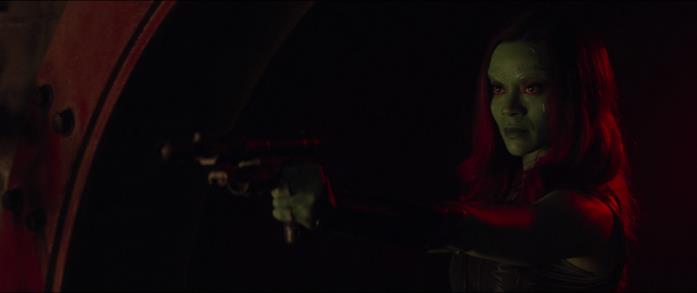 Gamora: cosa succederà in Guardiani della Galassia 3? Gamora con una pistola inmano