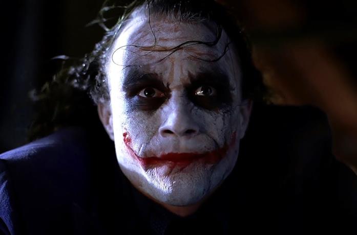 Un'immagine di Joker Il Cavaliere Oscuro avrebbe potuto narrare le origini di Joker