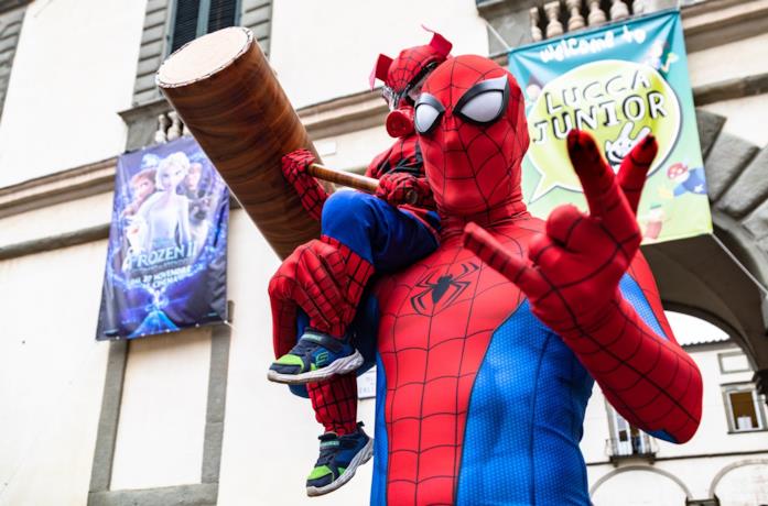 Papà e figlio vestiti da Spider Pork e Spider Man a Lucca Comics