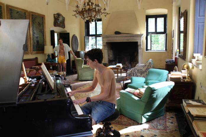 Chiamami col tuo nome Una scena di Chiamami col tuo nome con Elio al piano