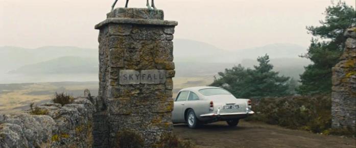 L'ingresso di Skyfall Lodge la dimora immaginaria e proprietà terriera negli altopiani della Scozia nel film omonimo L'ingresso di Skyfall Lodge la dimora immaginaria e proprietà terriera negli altopiani della Scozia nel film omonimo