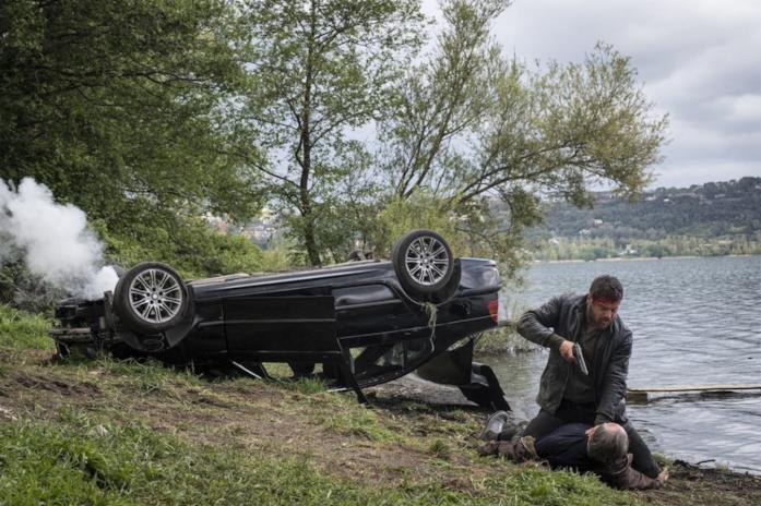 Come finisce Ai confini del male? Il finale del film e la sua spiegazione Edoardo Pesce e Massimo Popolizio in una scena del film Ai confini del male