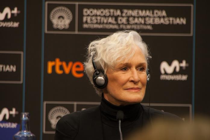 Glenn Close a una conferenza stampa Foto di Glenn Close durante una conferenza di un festival