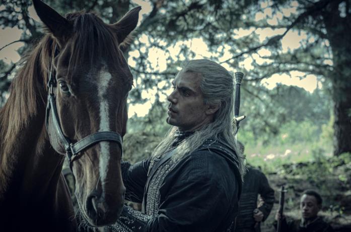 Henry Cavill con un cavallo in The Witcher