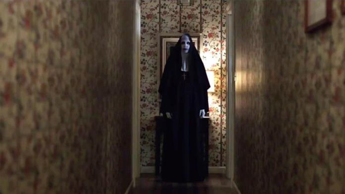 Valak viene introdotto in The Conjuring 2 Lorraine vede Valak in casa sua in una scena di The Conjuring 2