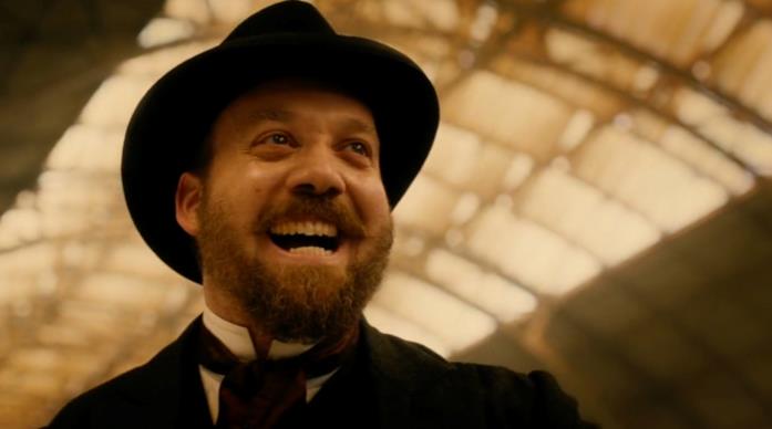 L'ispettore Uhl (Paul Giamatti) Uhl, alla stazione, sorride nel capire l'ultimo trucco di Eisenheim