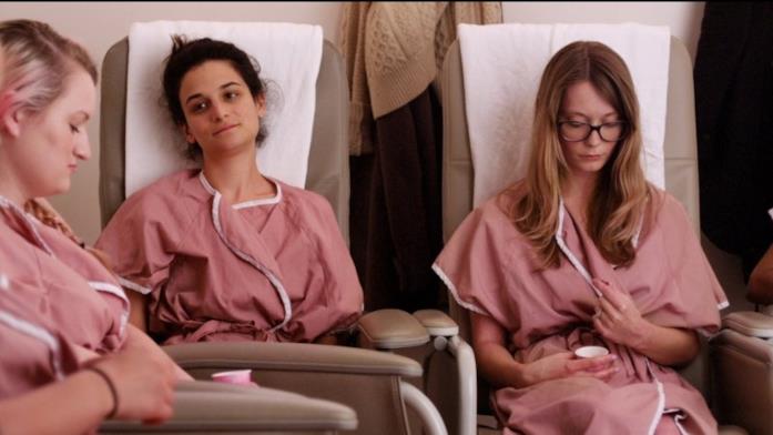 Jenny Slate in una scena di Obvious Child Tre donne in attesa in una clinica per aborto