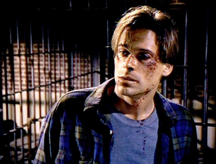 Nick (Rob Lowe) Nick nella prigione in cui arriva dopo essere stato picchiato