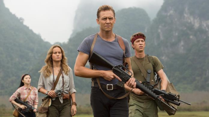Kong: Skull Island, Tom Hiddleston e Brie Larson in una scena Kong: Skull Island, Tom Hiddleston e Brie Larson