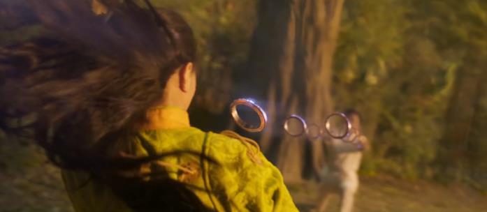 Una scena del trailer di Shang-Chi La madre di Shang-Chi schiva gli anelli