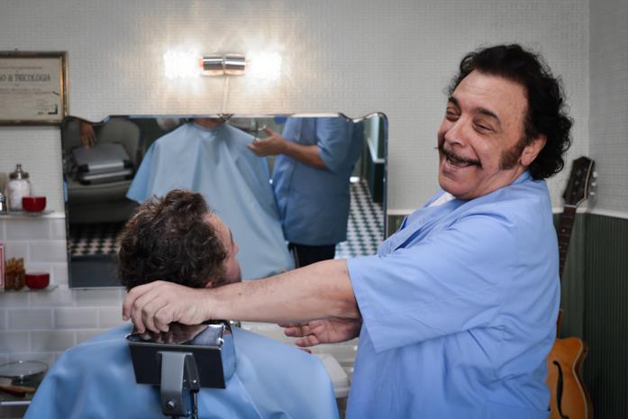 Nino Frassica in Andiamo a quel paese Nino Frassica è il barbiere in Andiamo a quel paese
