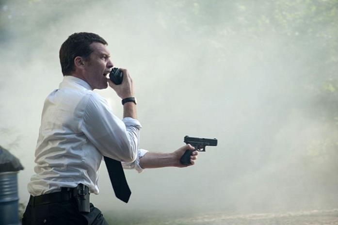 Sam Worthington nei panni di Mike Souder L'agente Mike punta la propria pistola durante un inseguimento