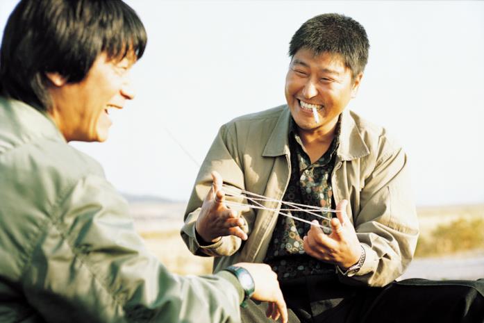 Memorie di un assassino: 10 cose da sapere sul film di Bong Joon-ho Byun Hee-bong e Song Kang-Ho in una scena del film Memorie di un assassino