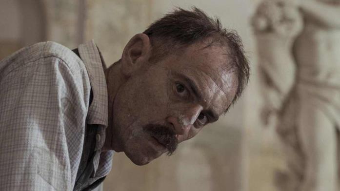 Elio Germano nei panni di Antonio Ligabue nel film Volevo nascondermi