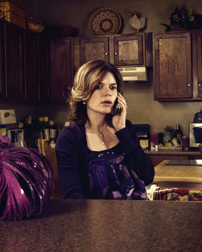 Marie vete di viola, perché è il colore della regalità Marie Schrader al telefono nella sua cucina