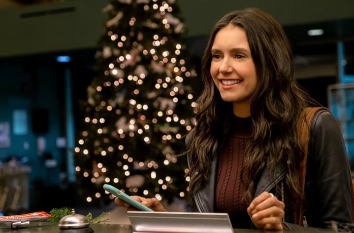 Nina Dobrev nei panni di Natalie nella commedia romantica di Netflix intitolata Love Hard