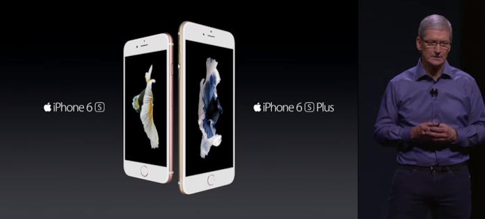 Tim Cook (destra) presenta iPhone 6s e 6s Plus all'evento Apple di settembre 2015