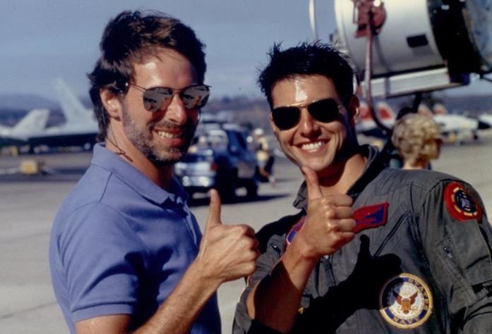 Tom Cruise, la nascita del mito con Top Gun Tom Cruise e Jerry Bruckheimer sul set di Top Gun