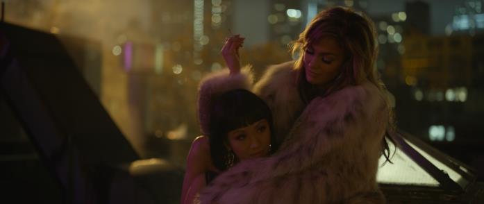 Jennifer Lopez e Costance Wu Jennifer Lopez e Costance Wu in una scena del film