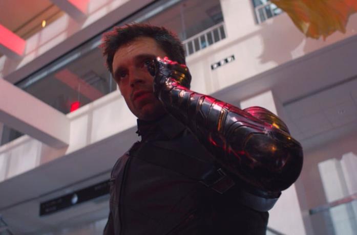 Winter Soldier tiene il telefono con il braccio in vibrando