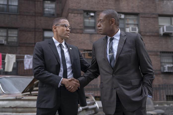 L'alleanza tra Bumpy Johnson e Malcolm X in Godfather of Harlem Bumpy Johnson e Malcolm X si stringono la mano in una scena di Godfather of Harlem