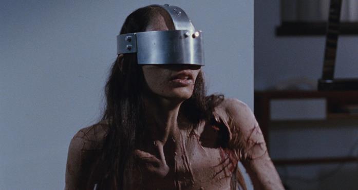 Martyrs, di Pascal Laugier (2008) Morjana Alaoui, nei panni di Anna, alle prese con una delle terribili torture nel film