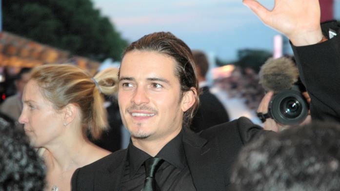 Primo piano di Orlando Bloom in Carnival Row