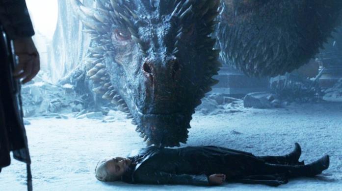 Dov'è volato Drogon dopo la morte di Daenerys? La risposta degli showrunner Drogon ed Emilia Clarke in Game of Thrones 8x06