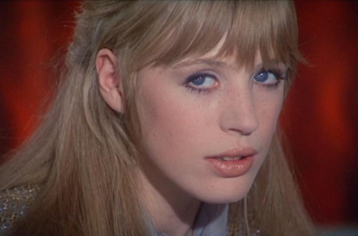 Un primo piano di Marianne Faithfull nel film Nuda sotto la pelle