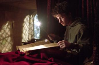 Daniel Radcliffe in una scena di Harry Potter con la Mappa del Malandrino