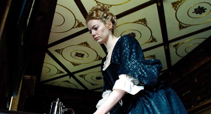 Emma Stone Emma Stone in una scena de La favorita