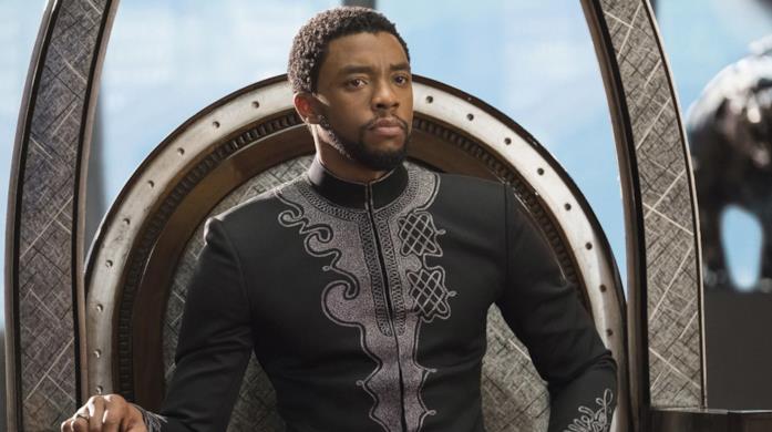 Chadwick Boseman è T'Challa in Black Panther T'Challa sul trono del Wakanda in una scena di Black Panther