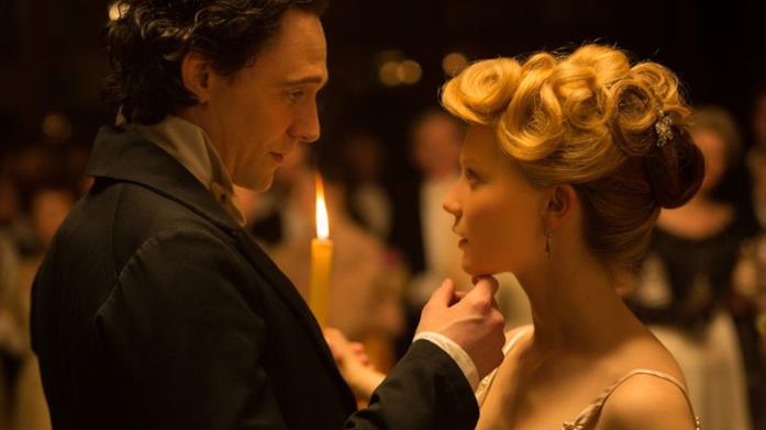 Mia Wasikowska e Tom Hiddleston in Crimson Peak Mia Wasikowska e Tom Hiddleston