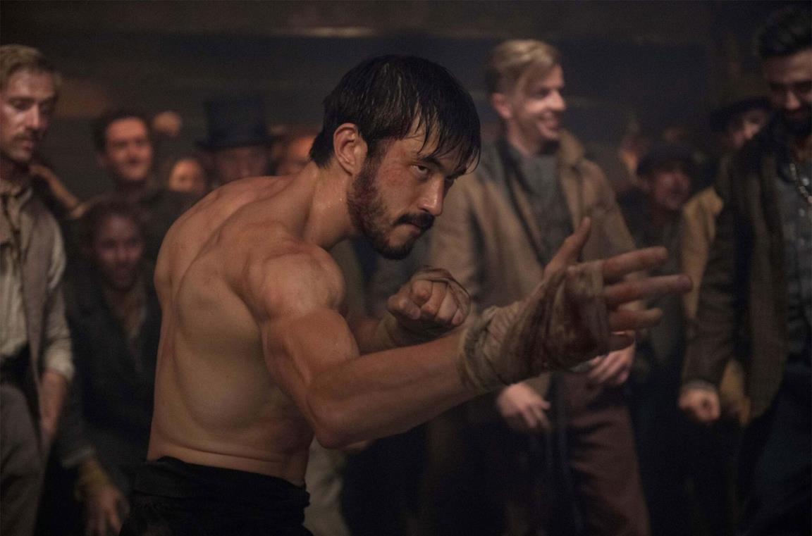 Andrew Koji in una scena della serie TV Warrior