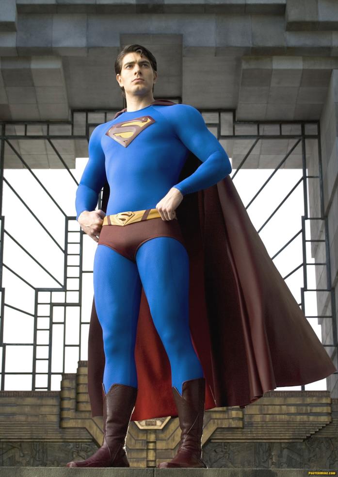 Dopo 19 anni un nuovo Superman è pronto per tornare sulle scene Brandon Routh a figura intera in costume da Superman, su sfondo di un finestrone