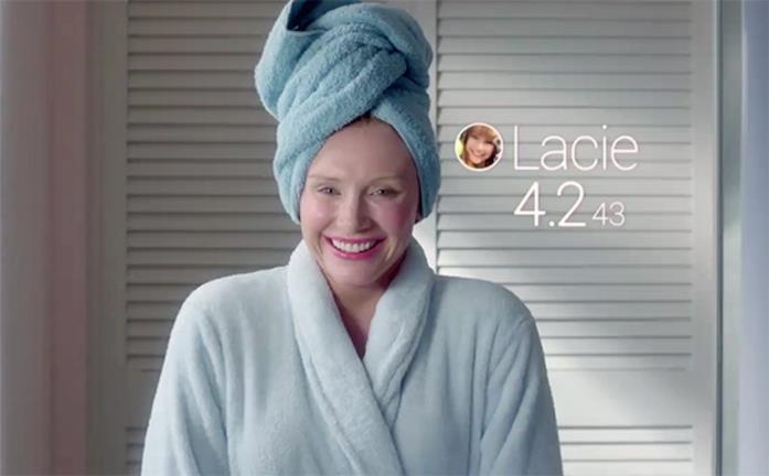 Caduta Libera Black Mirror Una scena di Nosedive - Caduta Libera