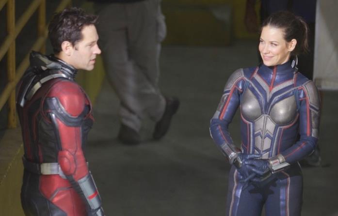 Sguardi intensi tra Paul Rudd ed Evangeline Lilly Sguardi intensi tra Paul Rudd ed Evangeline Lilly sul set del film