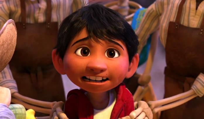 Coco, il nuovo film di Disney e Pixar Mezzo primo piano Miguel circondato da braccia scheletriche in una scena del film