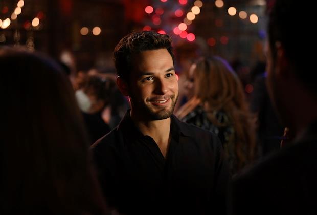Max è interpretato da Skylar Astin Max in una scena del film Zoey's Extraordinary Christmas