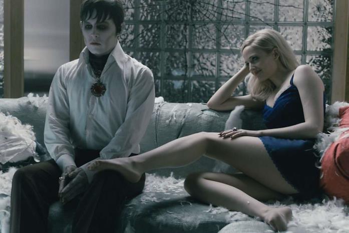 Johnny Depp ed Eva Green in una scena di Dark Shadows Johnny Depp ed Eva Green sono Barnabas e Angelique in Dark Shadows