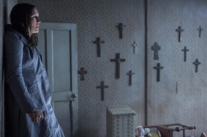 Vera Farmiga in una scena del film The Conjuring - Il caso Enfield