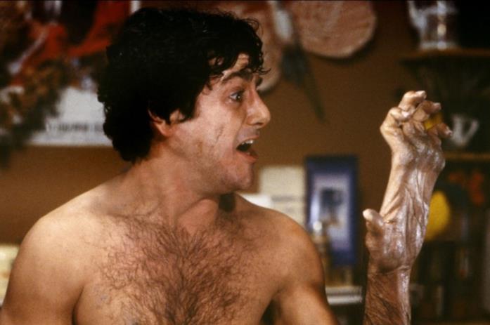 David Kessler interpreta lo sfortunato David Naughton David Naughton durante la sua prima trasformazione in lupo mannaro
