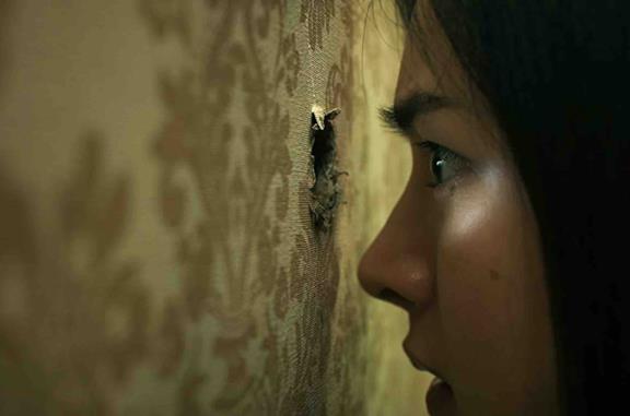 Sutatta Udomsilp in una scena del film The Whole Truth