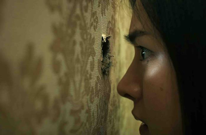 Sutatta Udomsilp in una scena del film The Whole Truth