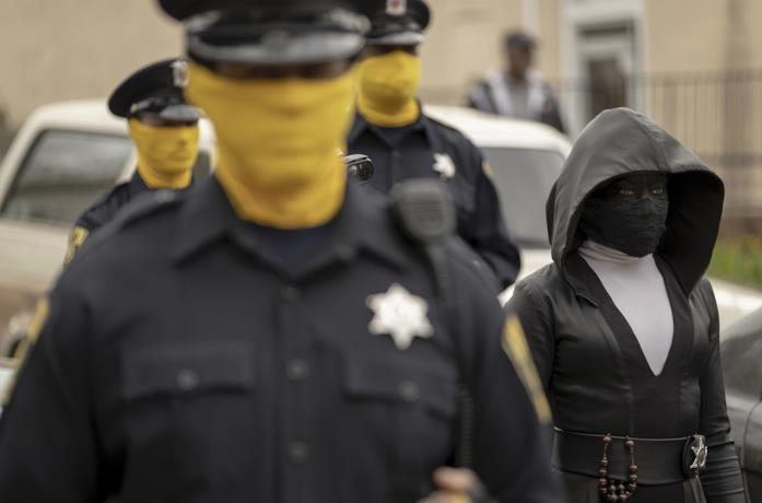 Una scena del primo episodio della serie TV Watchmen