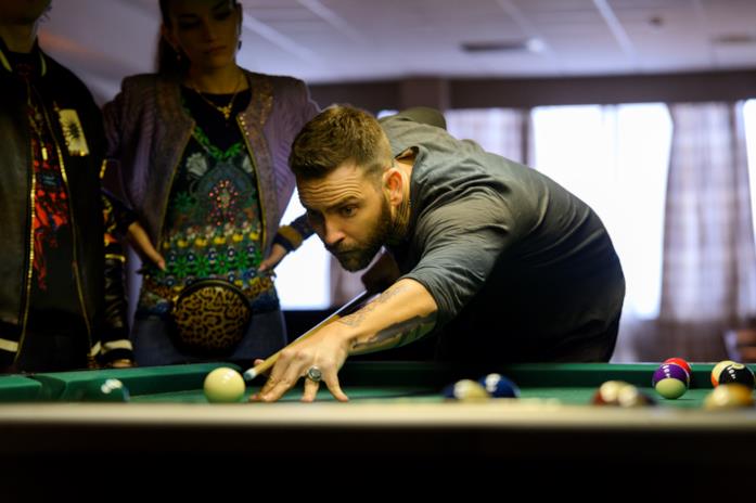Alessandro Borghi è Aureliano nella serie televisiva Suburra: ecco un'immagine tratta dalla terza stagione Aureliano gioca a biliardo: sta per colpire la pallina bianca