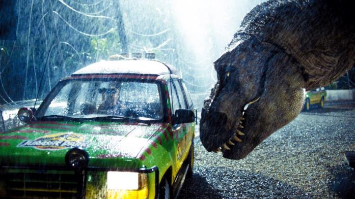 Il T-Rex attacca l'auto in Jurassic Park Il T-Rex attacca l'auto in una delle scene più iconiche di Jurassic Park