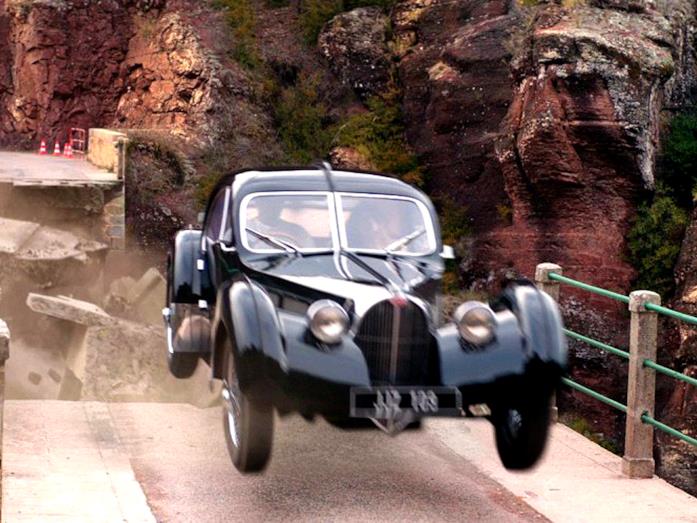 La Bugatti Type 57 SC Atlantic nella scena del ponte nel film Overdrive