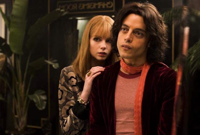 Il biopic su Marianne Faithfull ha trovato il suo regista Lucy Boynton e Rami Malek in una scena di Bohemian Rhapsody
